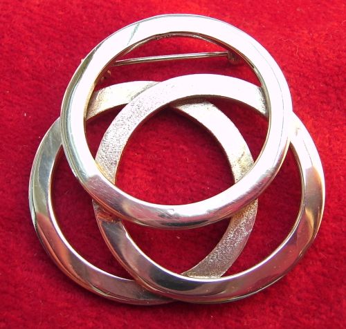 Rings brooch